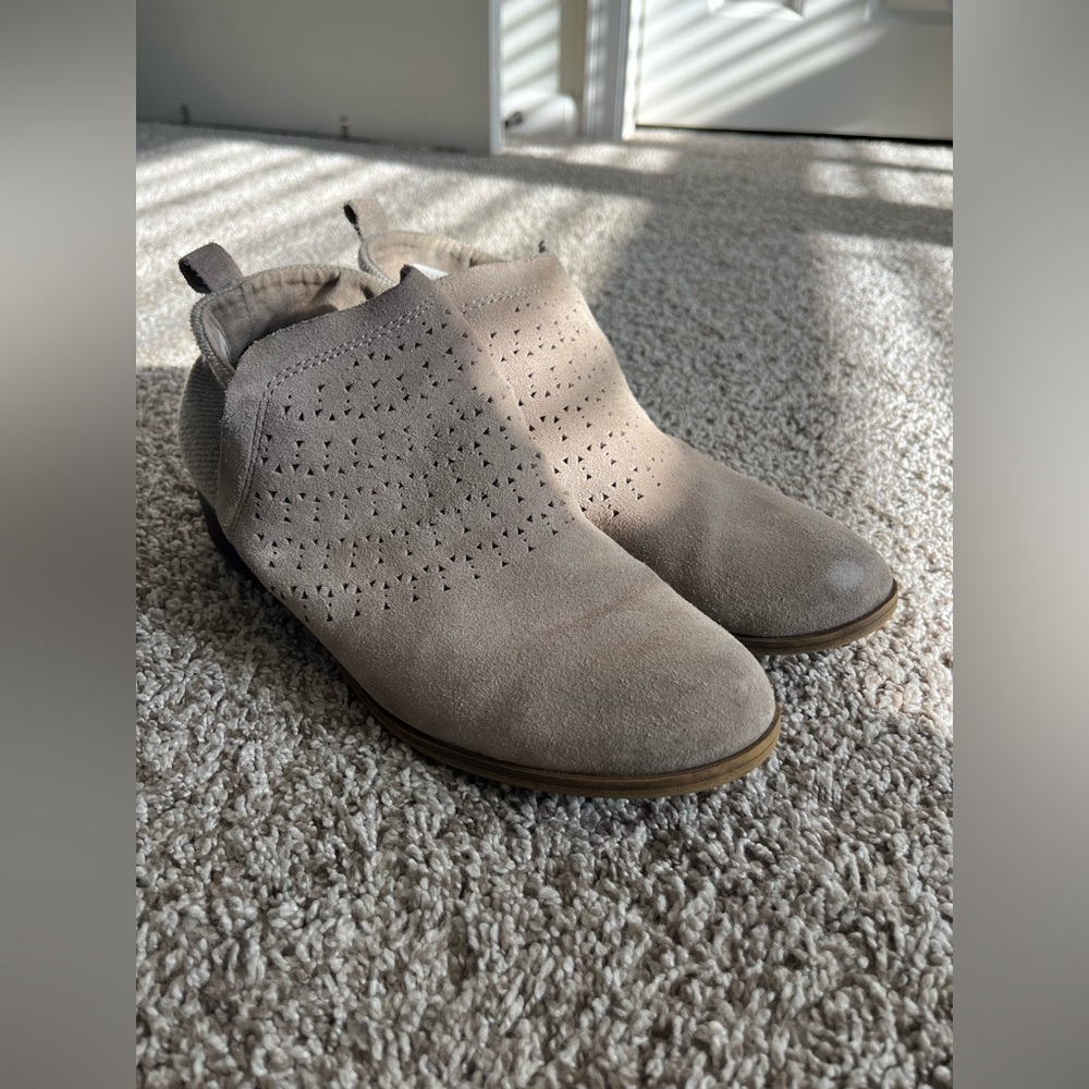 Tom’s booties size 8